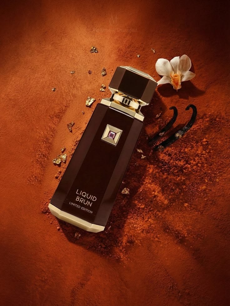 Eau de parfum LIQUID BRUN French Avenue - photo d'ambiance avec vanille et terracotta