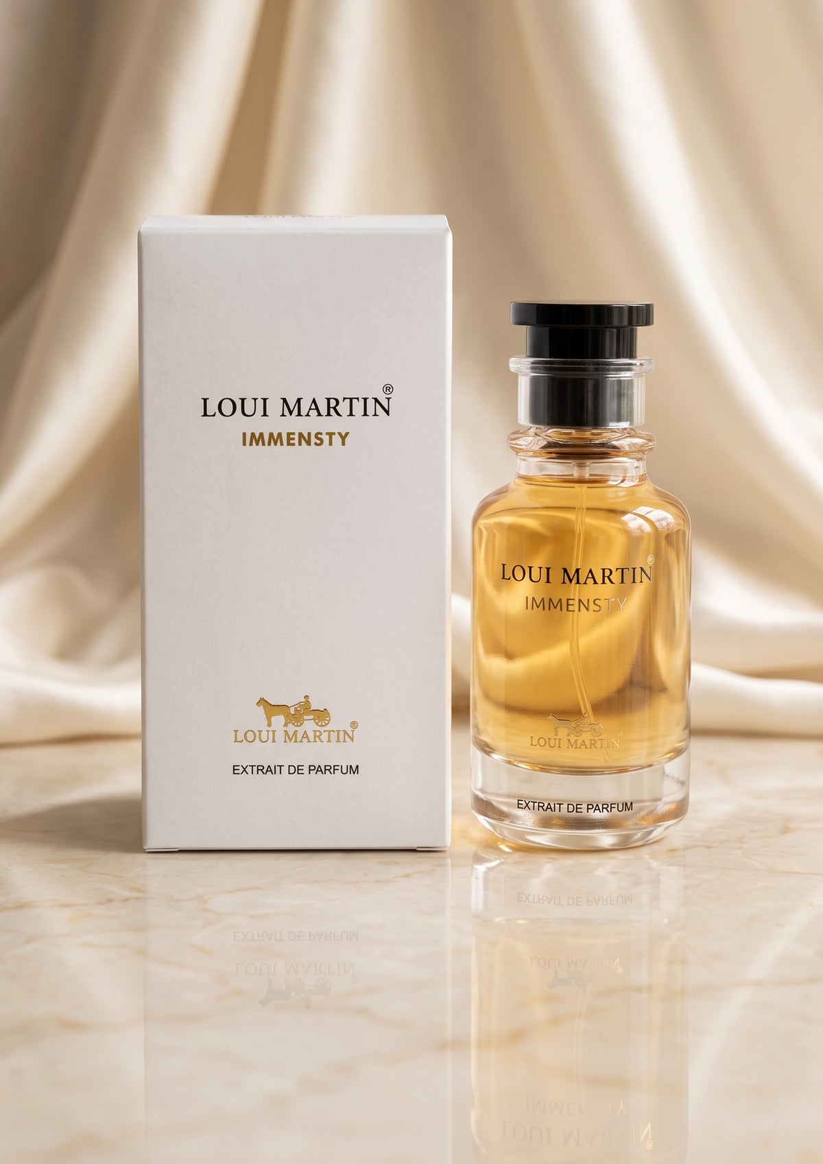 Flacon de parfum PDS SHOP Immensty de Loui Martin avec sa boîte blanche sur un fond en tissu satiné beige