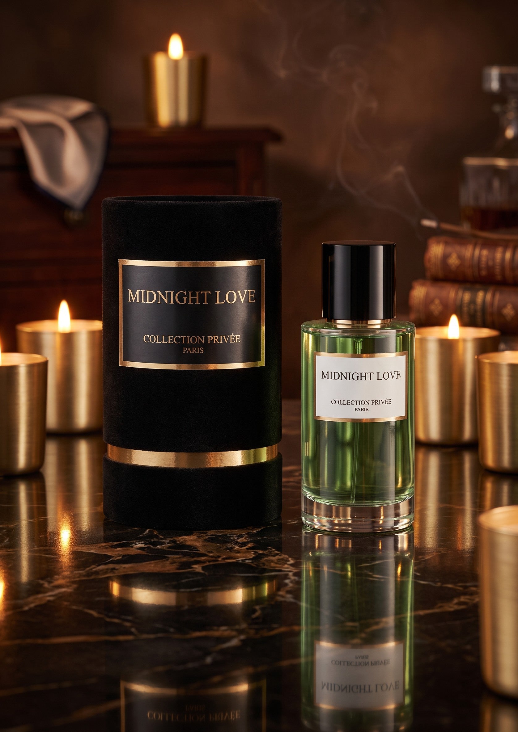Flacon de parfum Midnight Love PDS SHOP avec son étui en velours noir sur une table en marbre entouré de bougies