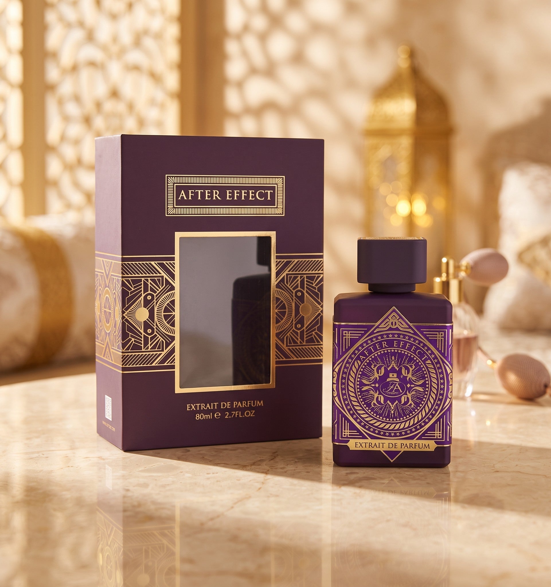 Flacon et coffret de parfum After Effect de PDS SHOP, design violet et doré luxueux sur une table en marbre