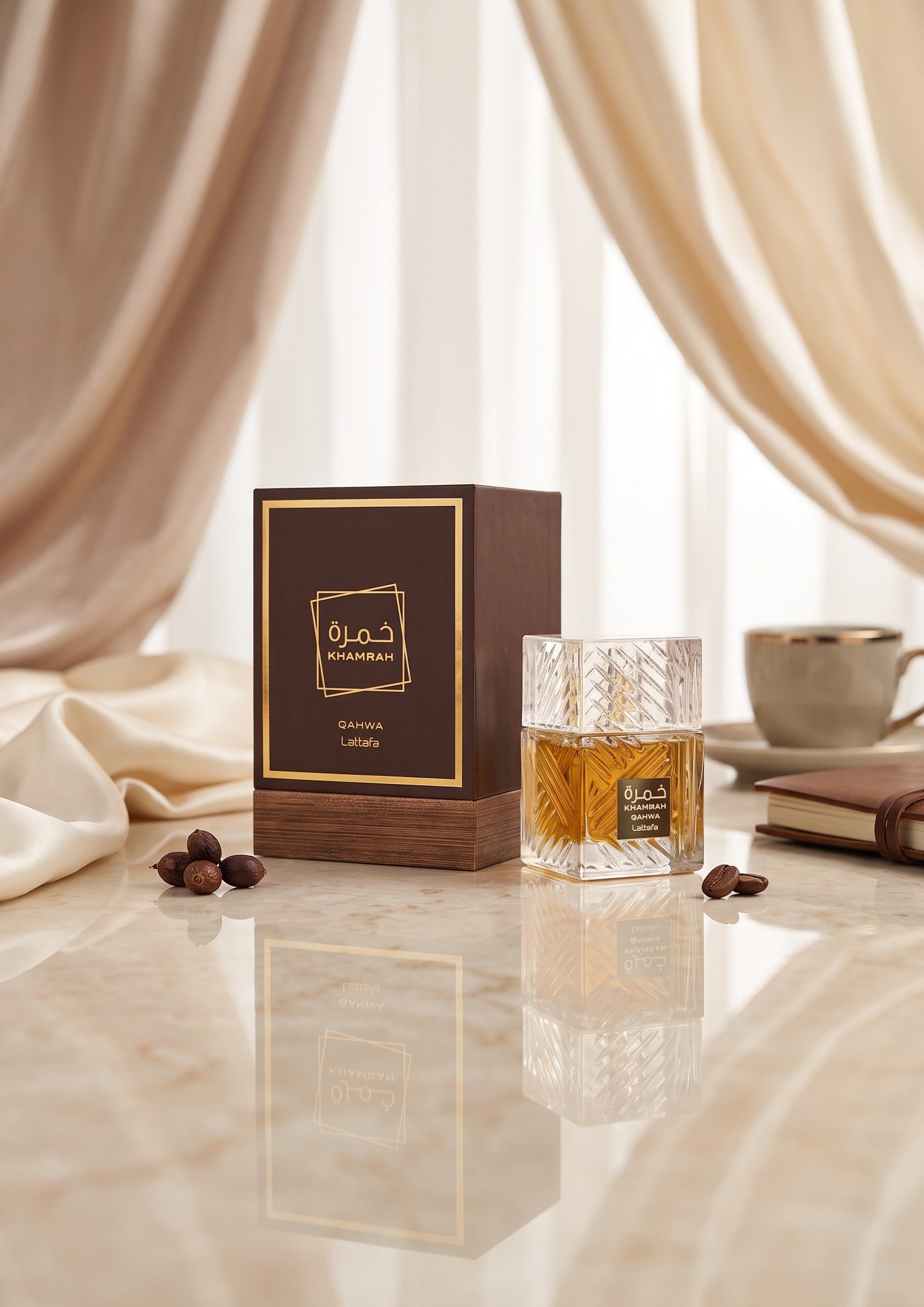 Flacon de parfum Lattafa Khamrah Qahwa avec sa boîte brune élégante sur une table en marbre, PDS SHOP.