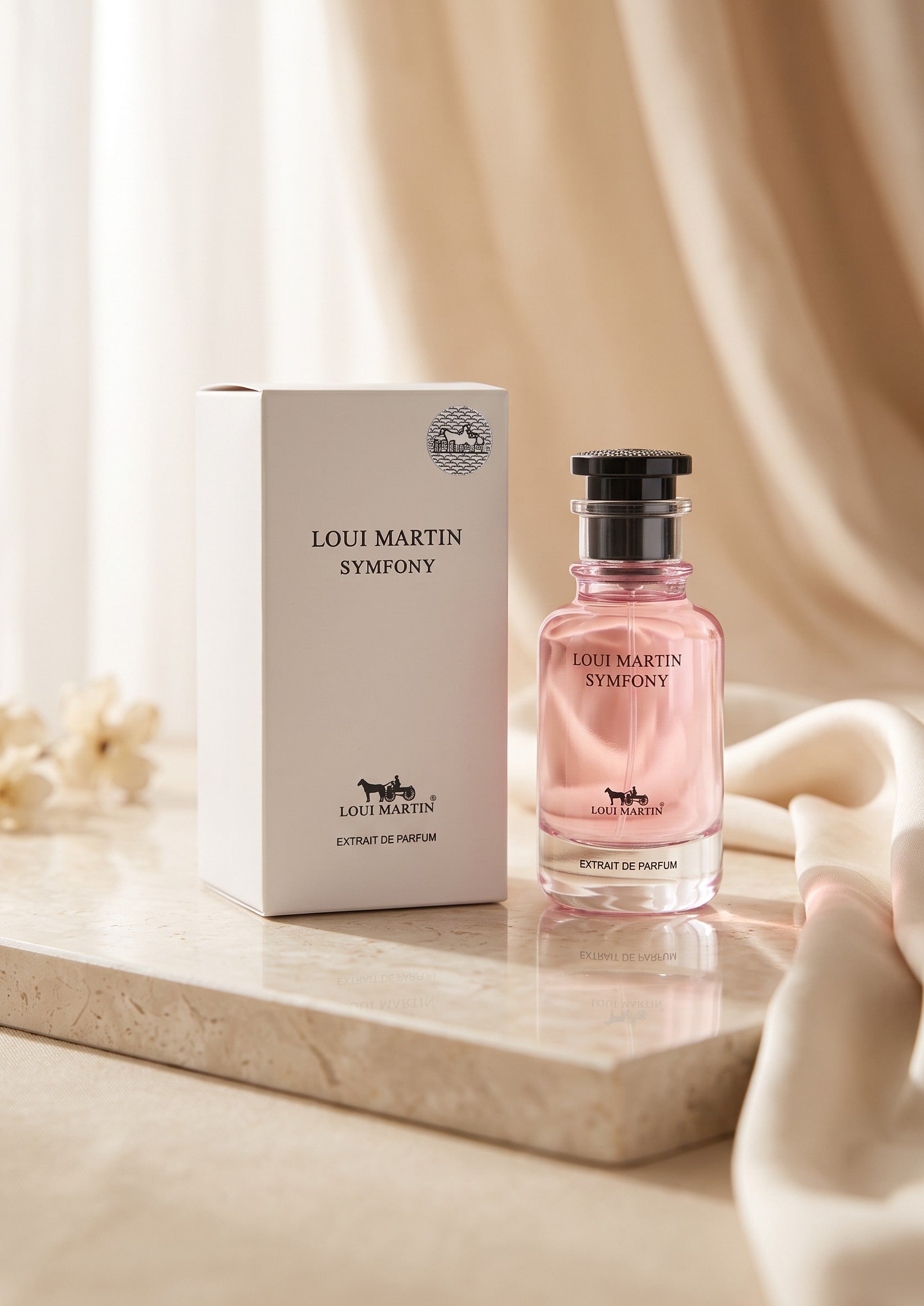 Flacon de parfum PDS SHOP Loui Martin Symfony rose avec boîte blanche sur un socle en marbre élégant