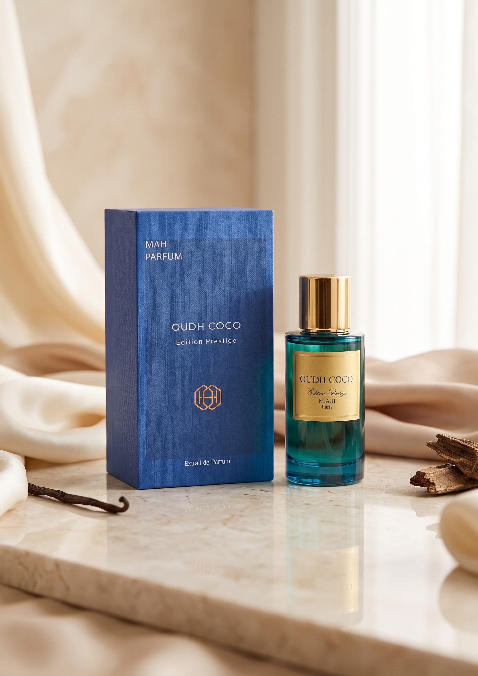 Flacon de parfum PDS SHOP Oudh Coco avec boîte bleue texturée sur un socle en marbre entouré de tissus satinés