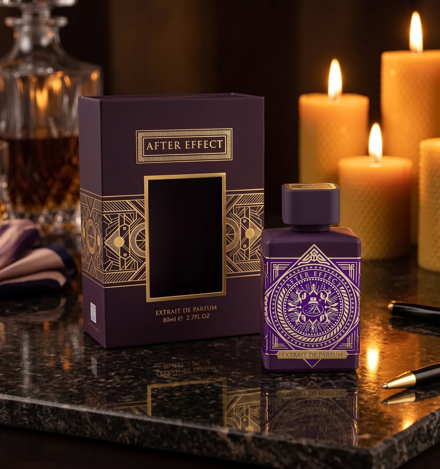 Flacon et coffret de parfum After Effect French Avenue violet et doré sur une table en marbre avec des bougies