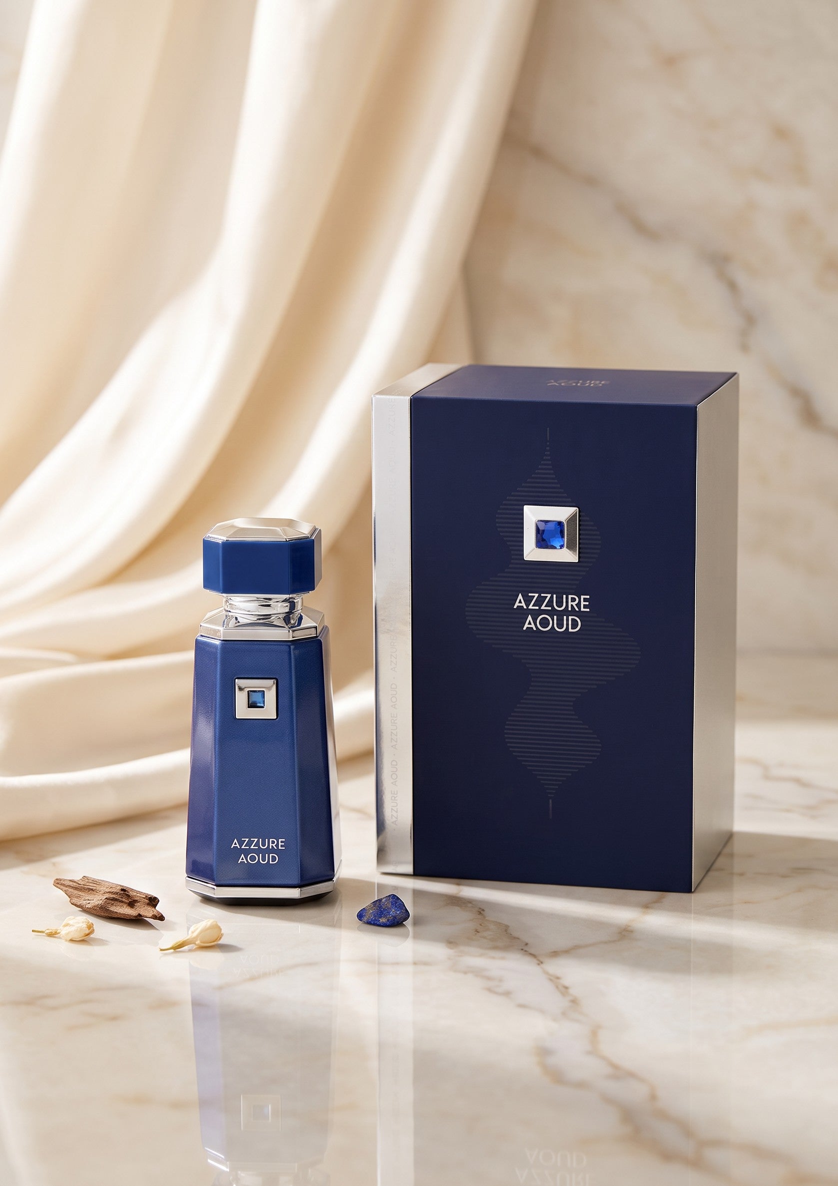 Flacon et coffret de parfum Azzure Aoud French Avenue bleu profond avec détails argentés sur fond de tissu satiné