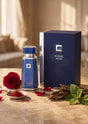 Flacon de parfum Azzure Aoud de French Avenue par PDS SHOP, bleu profond avec rose, safran et bois de oud sur table
