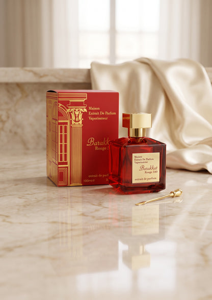 Flacon de parfum rouge PDS SHOP Barakkat Rouge 540 avec boîte assortie sur un comptoir en marbre élégant