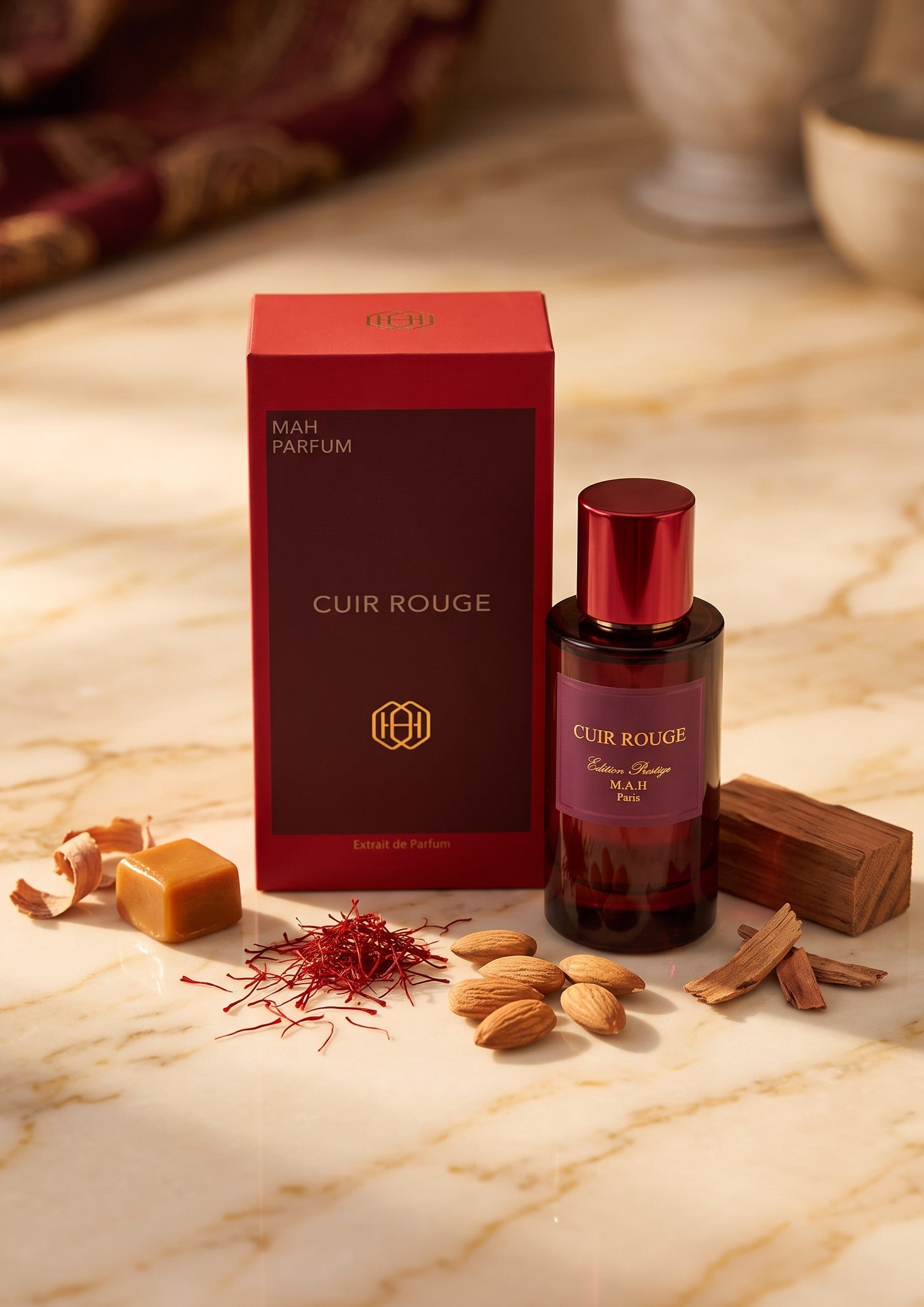 Flacon et coffret PDS SHOP Cuir Rouge MAH, parfum aux notes de cuir, safran et amandes sur un plateau en marbre