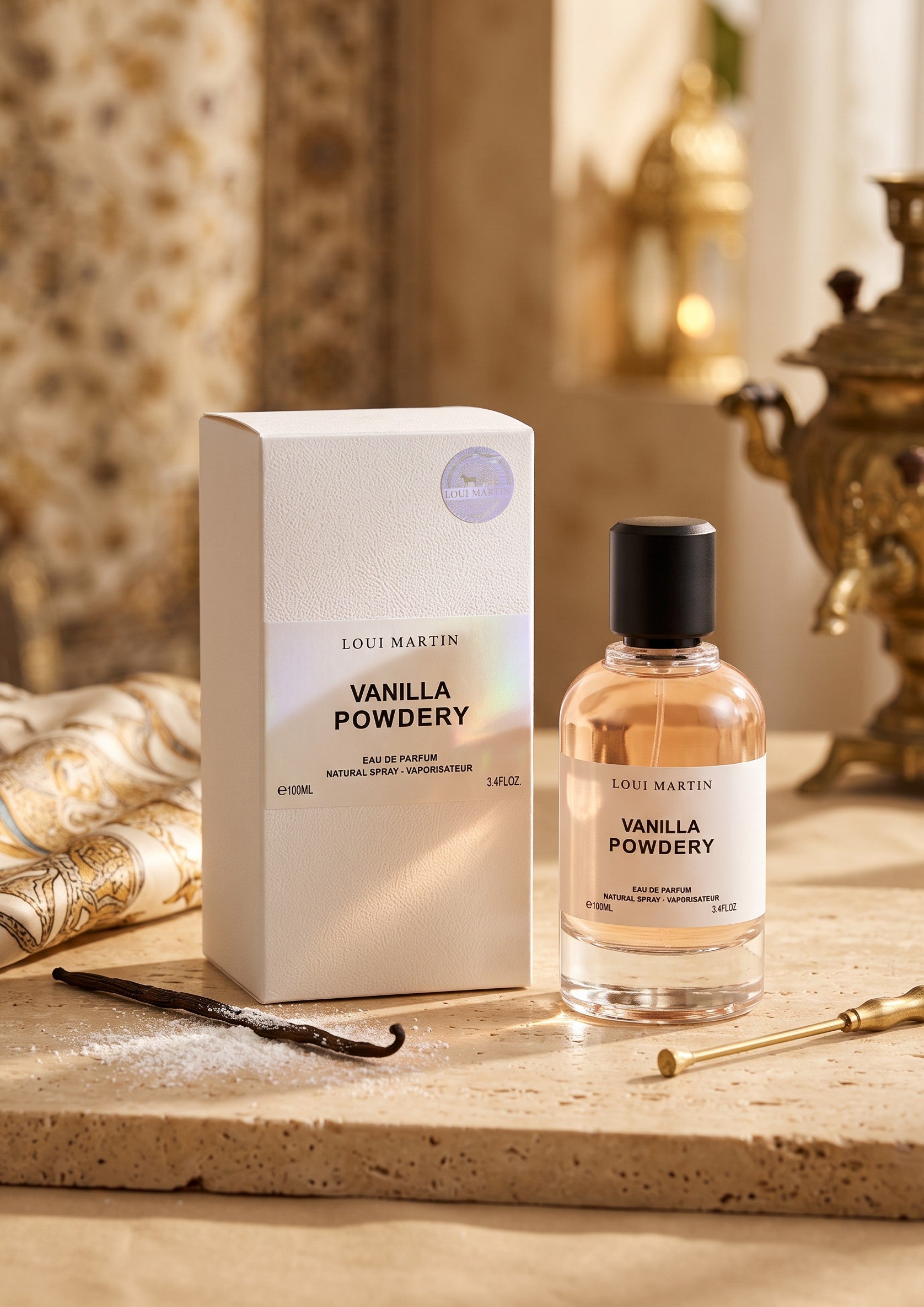 Eau de parfum Vanilla Powdery de PDS SHOP avec flacon en verre, boîte blanche, gousse de vanille et décor oriental