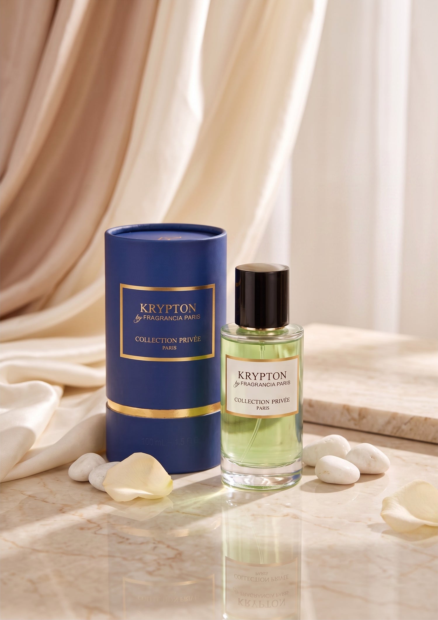 Extrait de parfum Krypton PDS SHOP avec flacon en verre, liquide vert et étui bleu cylindrique sur fond drapé