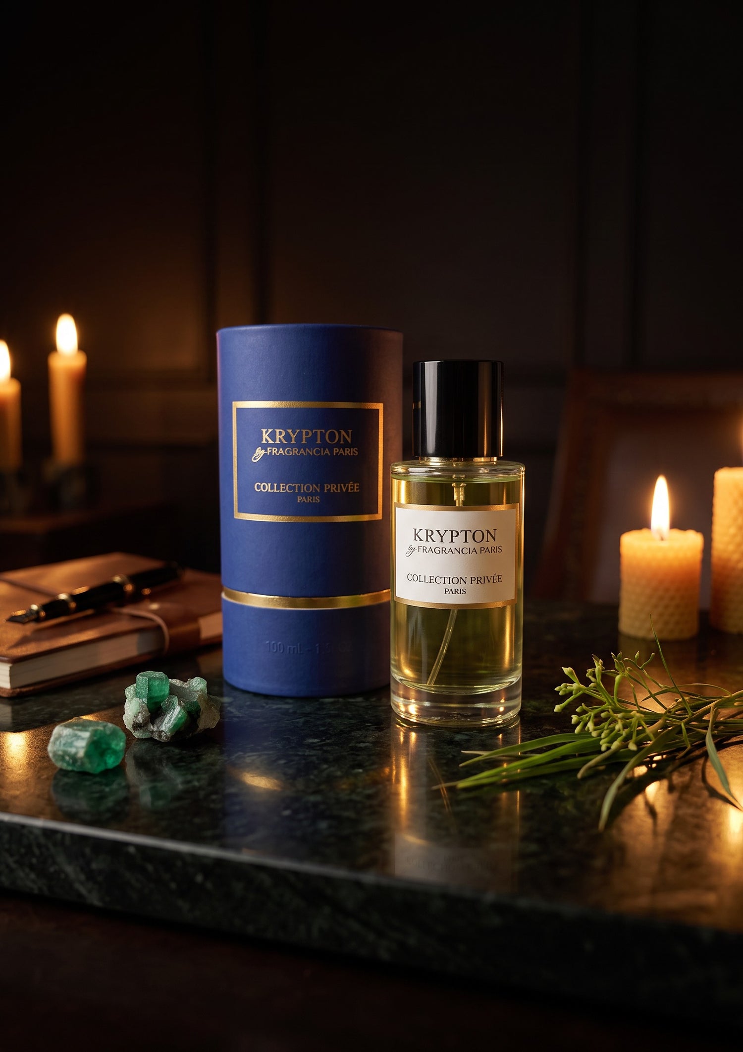 Flacon de parfum Krypton PDS SHOP avec étui bleu sur une table en marbre sombre, entouré de bougies et cristaux verts