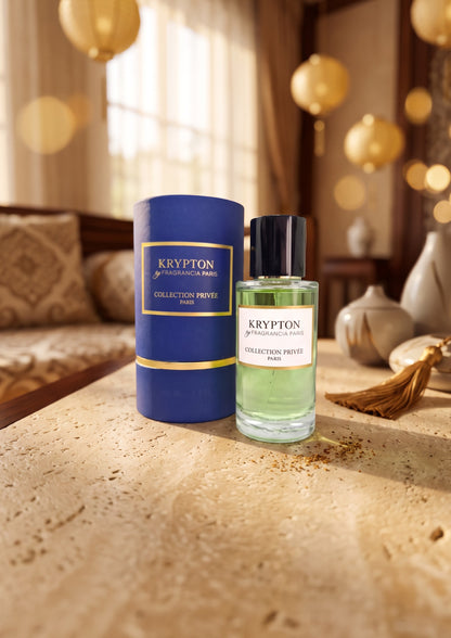 Extrait de parfum Krypton PDS SHOP avec flacon en verre et étui bleu cylindrique sur une table en pierre