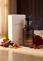 Flacon de parfum PDS SHOP Loui Martin Ombre Naomi 100ml avec boîte blanche, rose rouge, bois et ambre sur table