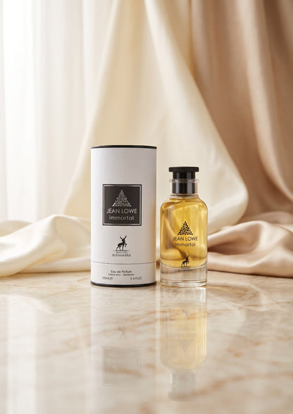 Flacon et boîte de parfum PDS SHOP Jean Lowe Immortel 100ml sur une surface en marbre avec un drapé en arrière-plan
