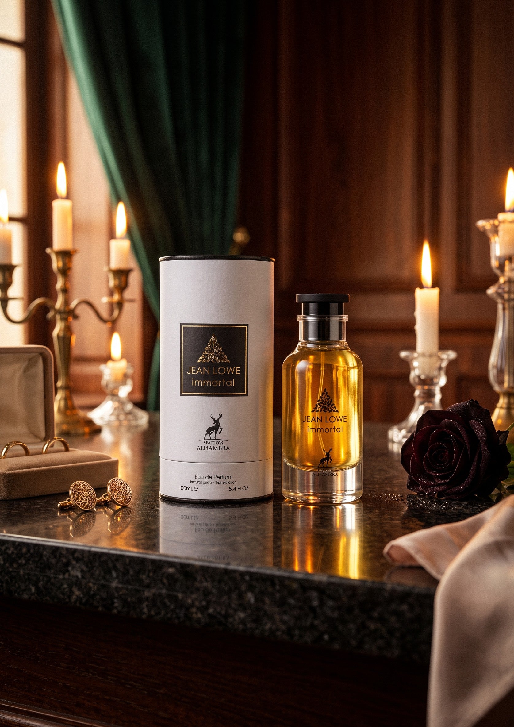 Flacon et boîte de parfum PDS SHOP Jean Lowe Immortel sur une table élégante avec bougies et rose noire