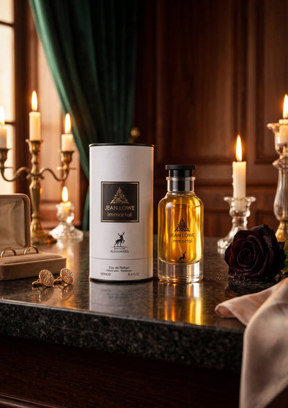 Flacon et boîte de parfum PDS SHOP Jean Lowe Immortel sur une table élégante avec bougies et rose noire