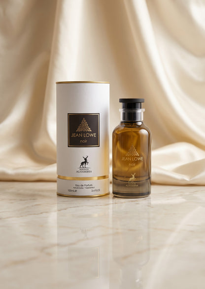 Flacon de parfum PDS SHOP Jean Lowe Noir de Maison Alhambra avec son étui cylindrique sur un fond en satin beige