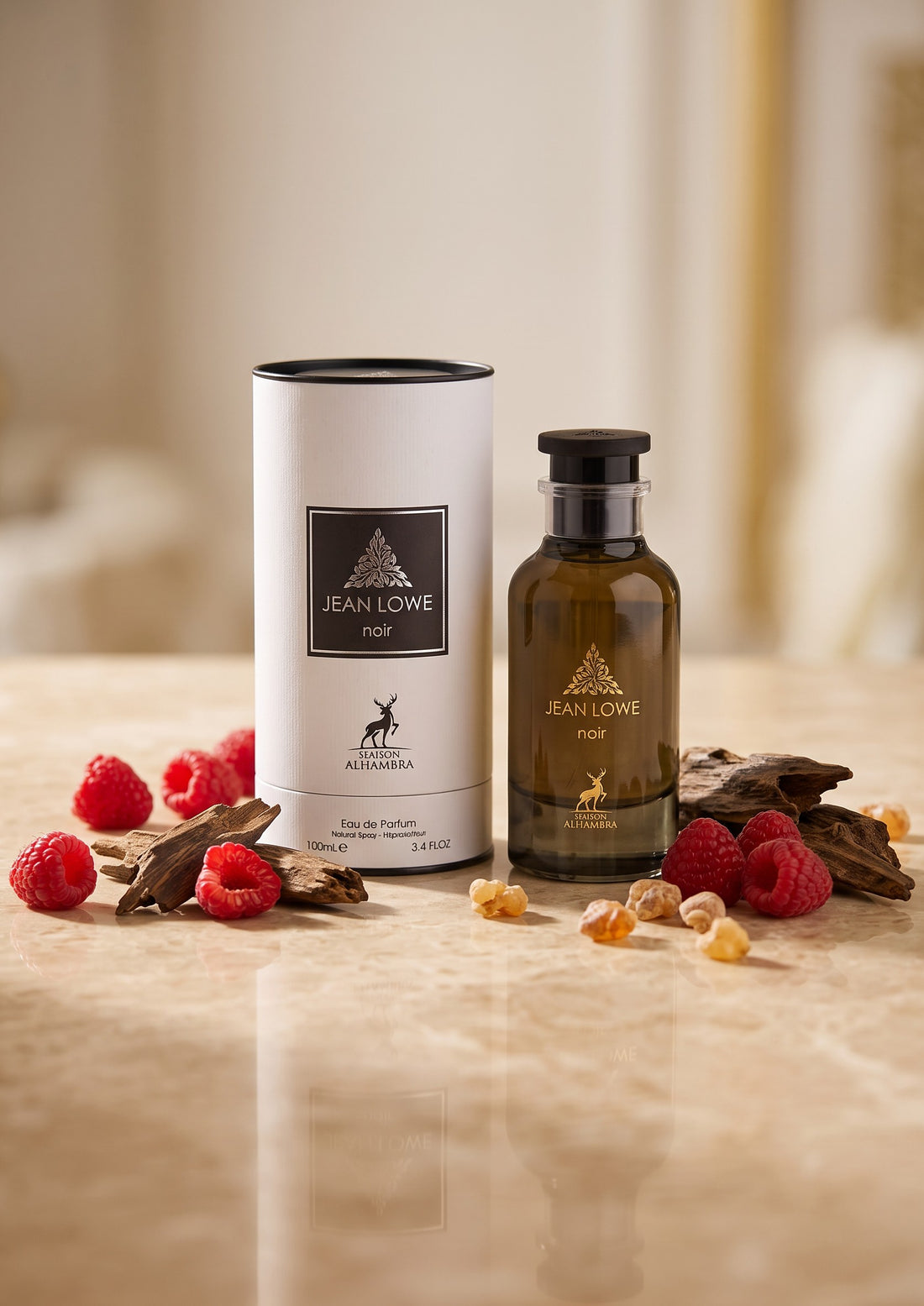 Flacon et étui de parfum PDS SHOP Jean Lowe Noir, fragrance ambrée avec framboises et bois sur table en marbre