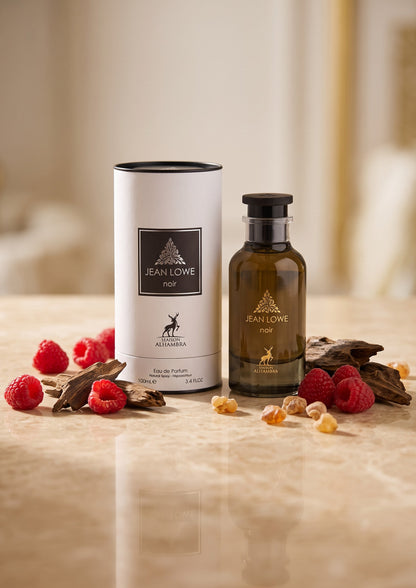 Flacon et étui de parfum PDS SHOP Jean Lowe Noir, fragrance ambrée avec framboises et bois sur table en marbre