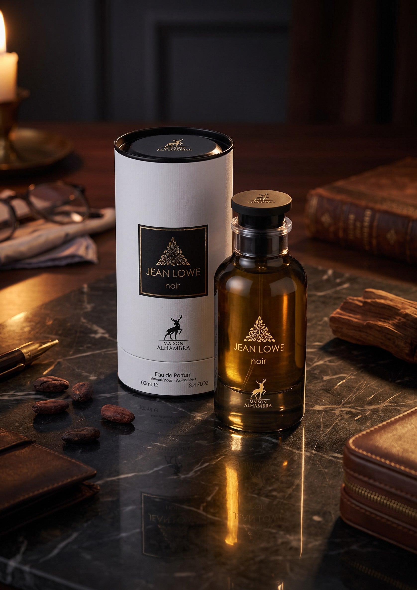 Flacon de parfum PDS SHOP Jean Lowe Noir de Maison Alhambra avec son étui cylindrique sur une table en marbre sombre