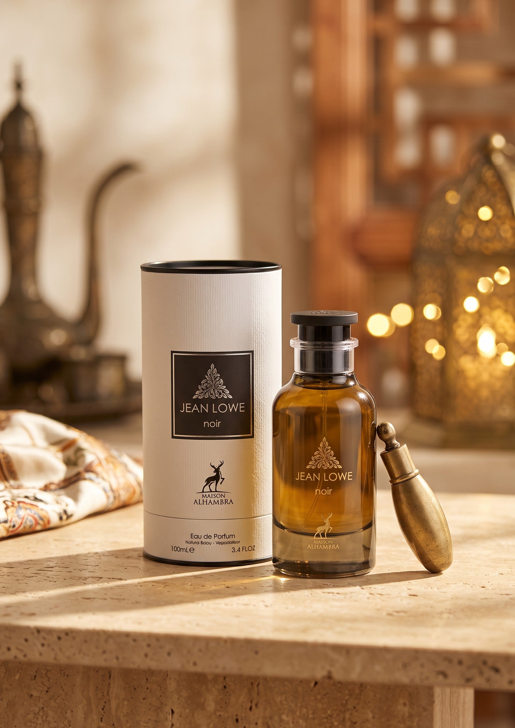 Flacon de parfum PDS SHOP Jean Lowe Noir avec son étui cylindrique sur une table en pierre dans une ambiance orientale