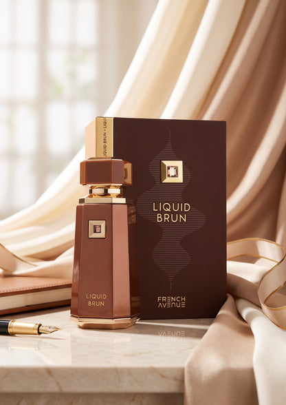 Flacon de parfum PDS SHOP Liquid Brun de French Avenue avec son coffret marron élégant sur une table en marbre