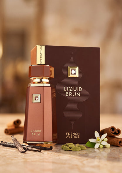 Flacon de parfum PDS SHOP Liquid Brun de French Avenue avec sa boîte, entouré de bâtons de cannelle et de vanille.