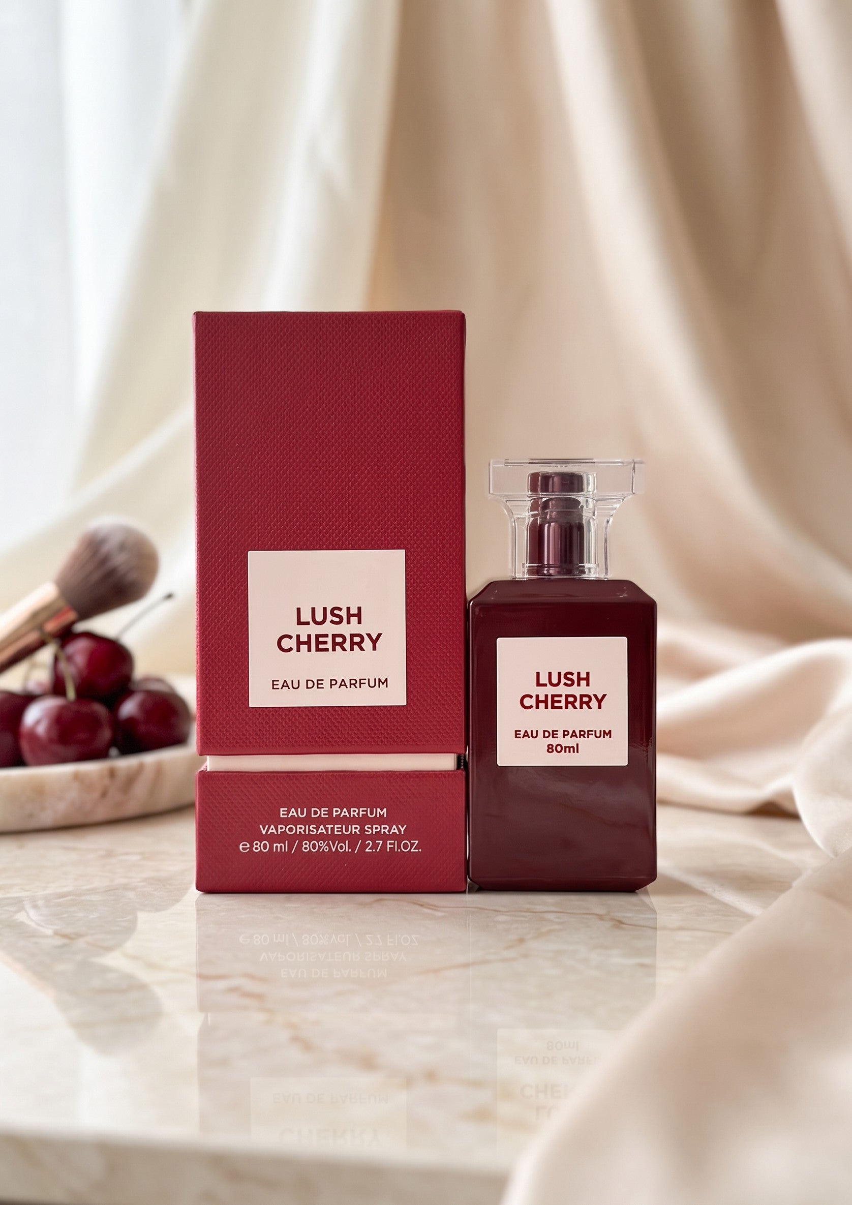 Eau de Parfum Lush Cherry de PDS SHOP dans son flacon rouge profond et sa boîte assortie avec des cerises en décor.