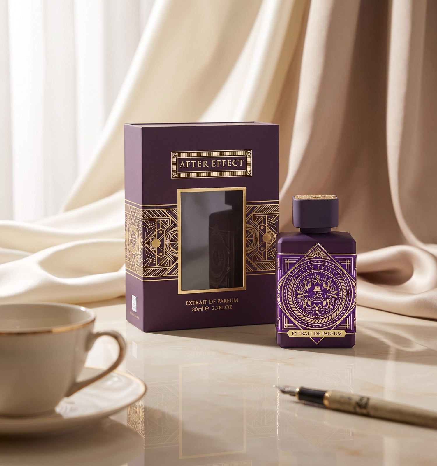Flacon et coffret de parfum After Effect French Avenue violet avec détails dorés sur une table en marbre élégante