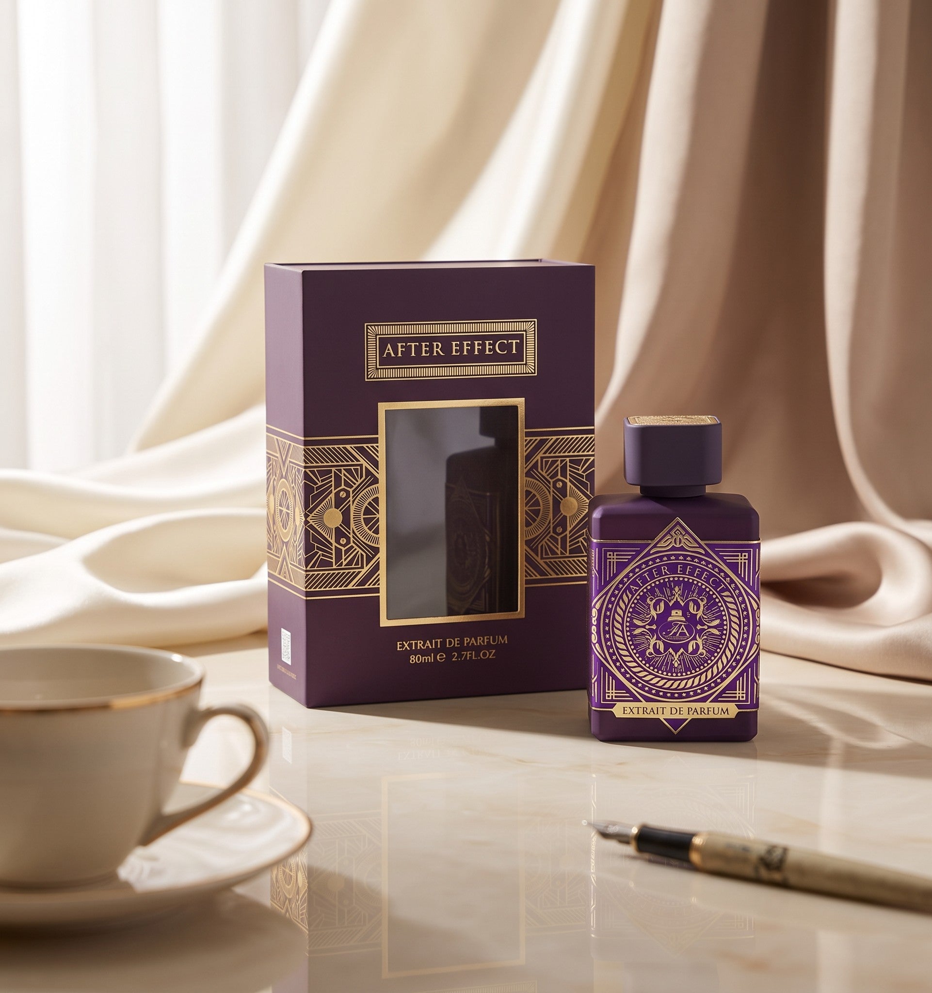 Flacon et coffret de parfum After Effect French Avenue violet avec détails dorés sur une table en marbre élégante