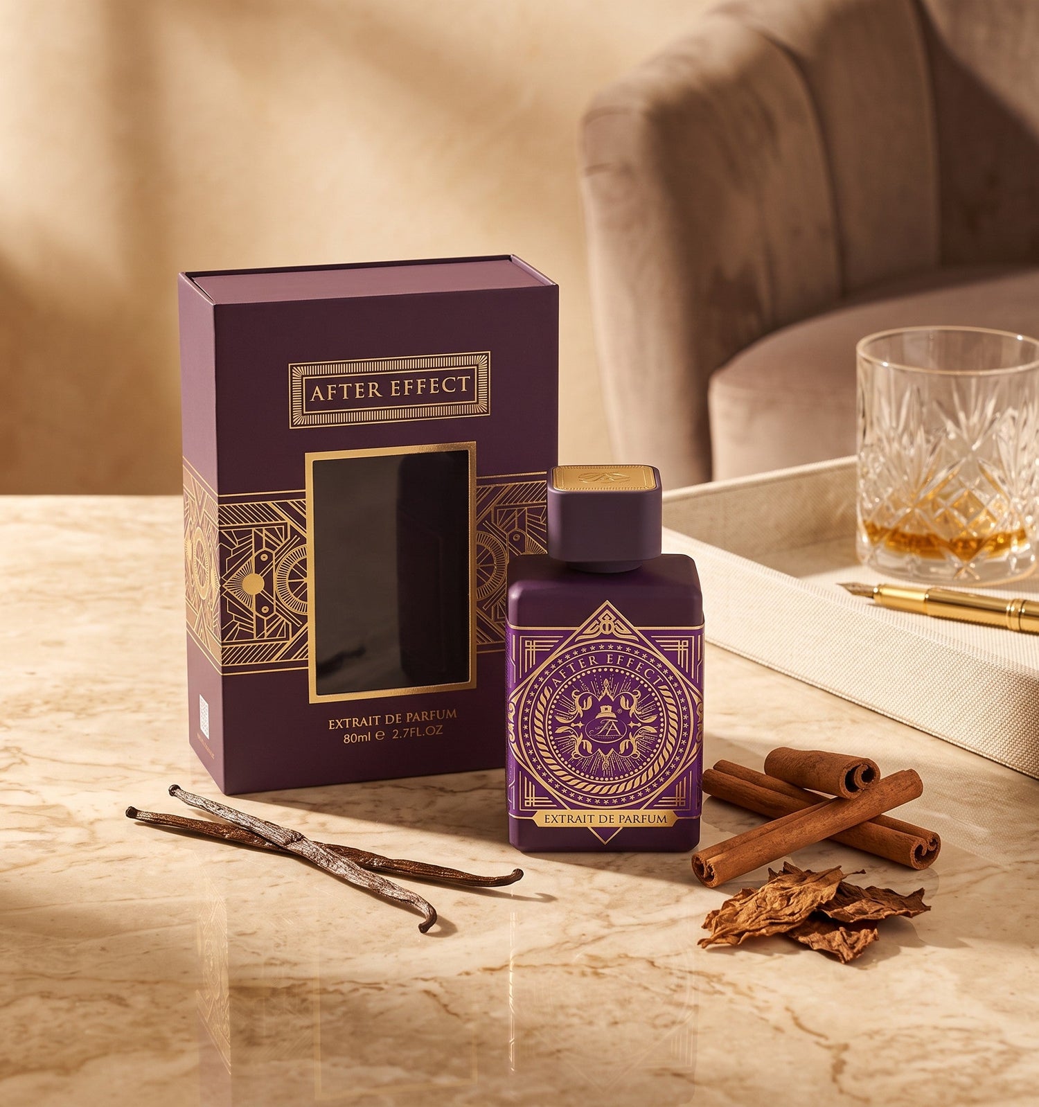 Flacon et coffret de parfum After Effect French Avenue violet avec détails dorés, entourés de vanille et cannelle.