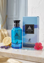 Flacon de parfum bleu PDS SHOP Azure Jean Lowe avec sa boîte, accompagné d'un citron et d'une fleur sur un socle