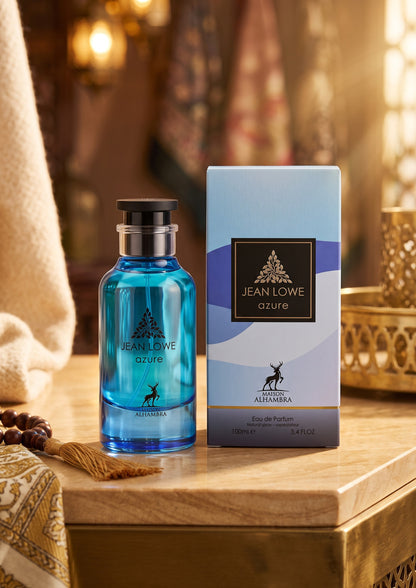 Flacon de parfum bleu Azure Jean Lowe de Maison Alhambra avec sa boîte sur une table en bois chez PDS SHOP