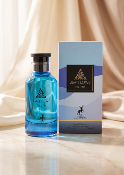 Flacon de parfum bleu Azure Jean Lowe de Maison Alhambra avec sa boîte assortie, présenté par PDS SHOP sur fond drapé