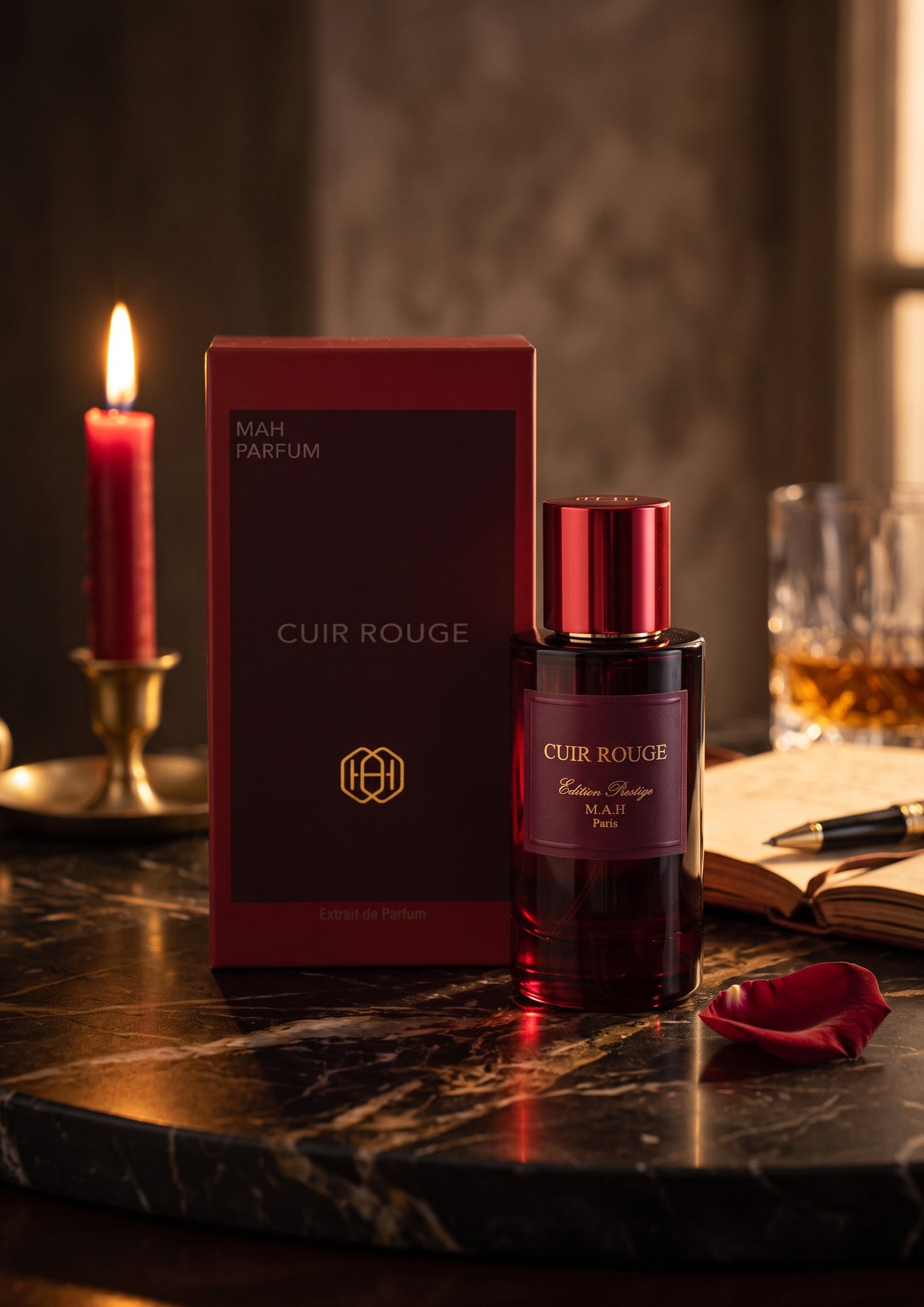 Flacon de parfum Cuir Rouge de MAH et son coffret rouge sur une table en marbre avec une bougie, PDS SHOP