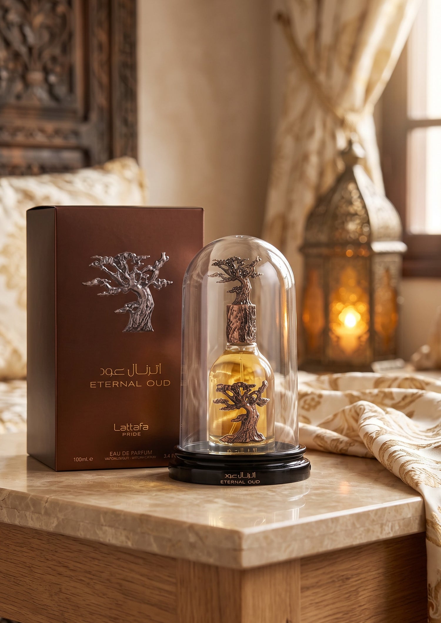 Flacon de parfum PDS SHOP Eternal Oud de Lattafa sous cloche en verre avec boîte brune sur une table en marbre