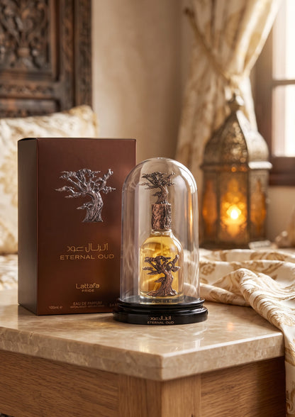 Flacon de parfum PDS SHOP Eternal Oud de Lattafa sous cloche en verre avec boîte brune sur une table en marbre