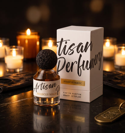 Flacon de parfum PDS SHOP Artisan Perfumery Hibiscus Magic avec bouchon texturé noir devant sa boîte blanche