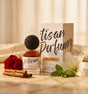 Flacon de parfum PDS SHOP Hibiscus Magic 80ml avec bouchon texturé, rose rouge, bâtons de cannelle et lys blanc.