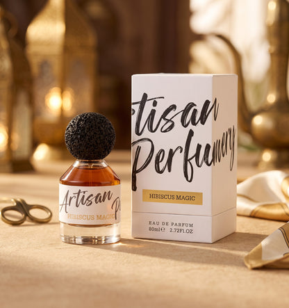 Flacon de parfum PDS SHOP Hibiscus Magic 80 ml avec bouchon texturé noir, posé près de sa boîte blanche élégante.