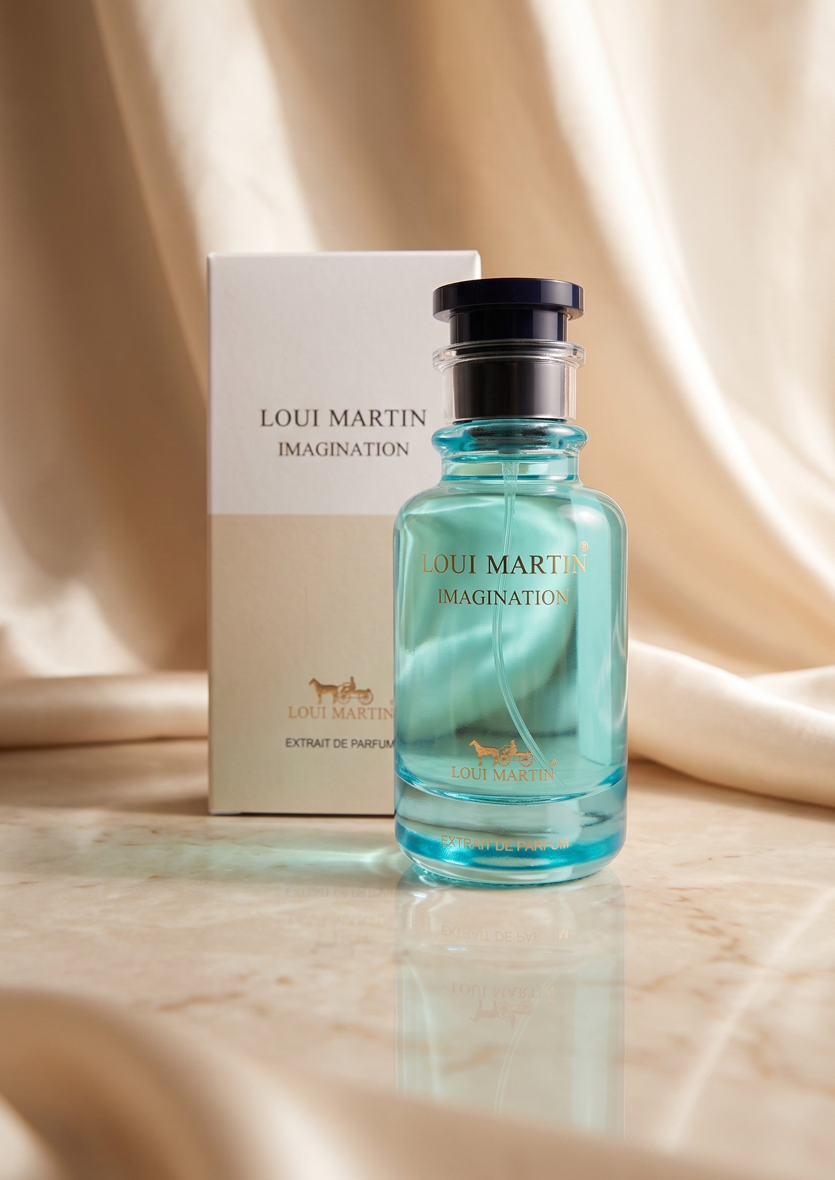 Flacon de parfum PDS SHOP Loui Martin Imagination en verre bleu sur fond de tissu satiné beige avec sa boîte