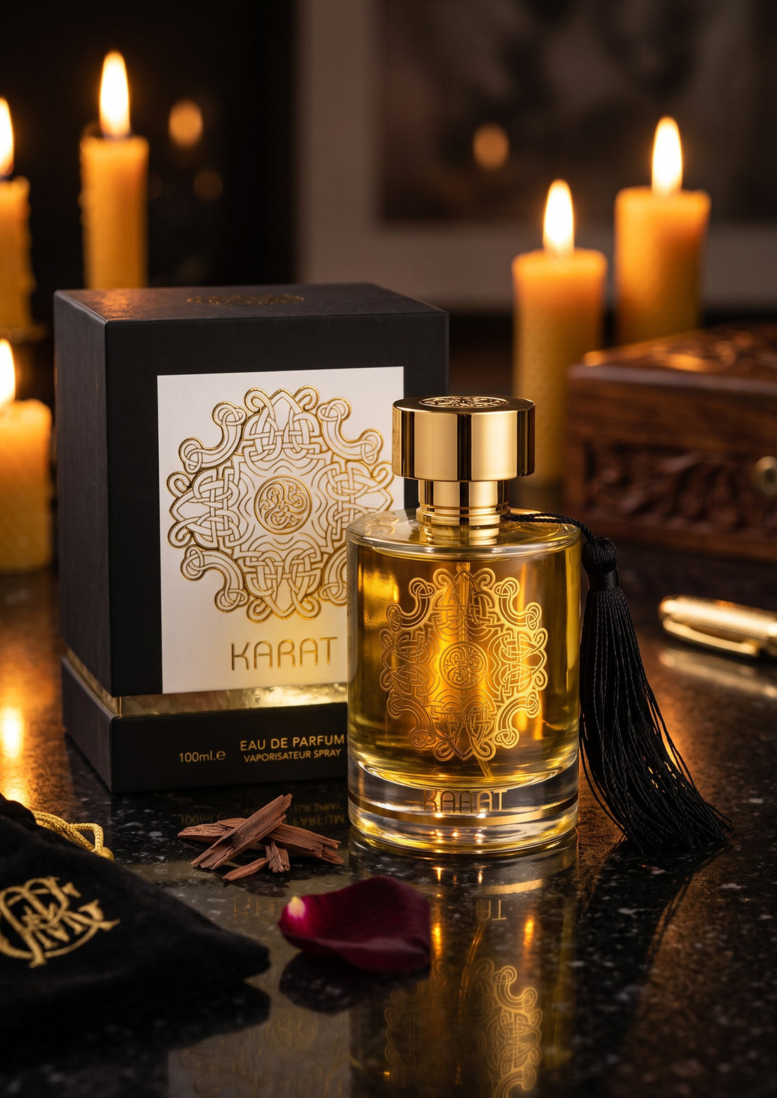 Flacon de parfum Karat de PDS SHOP avec coffret noir et doré, orné d&