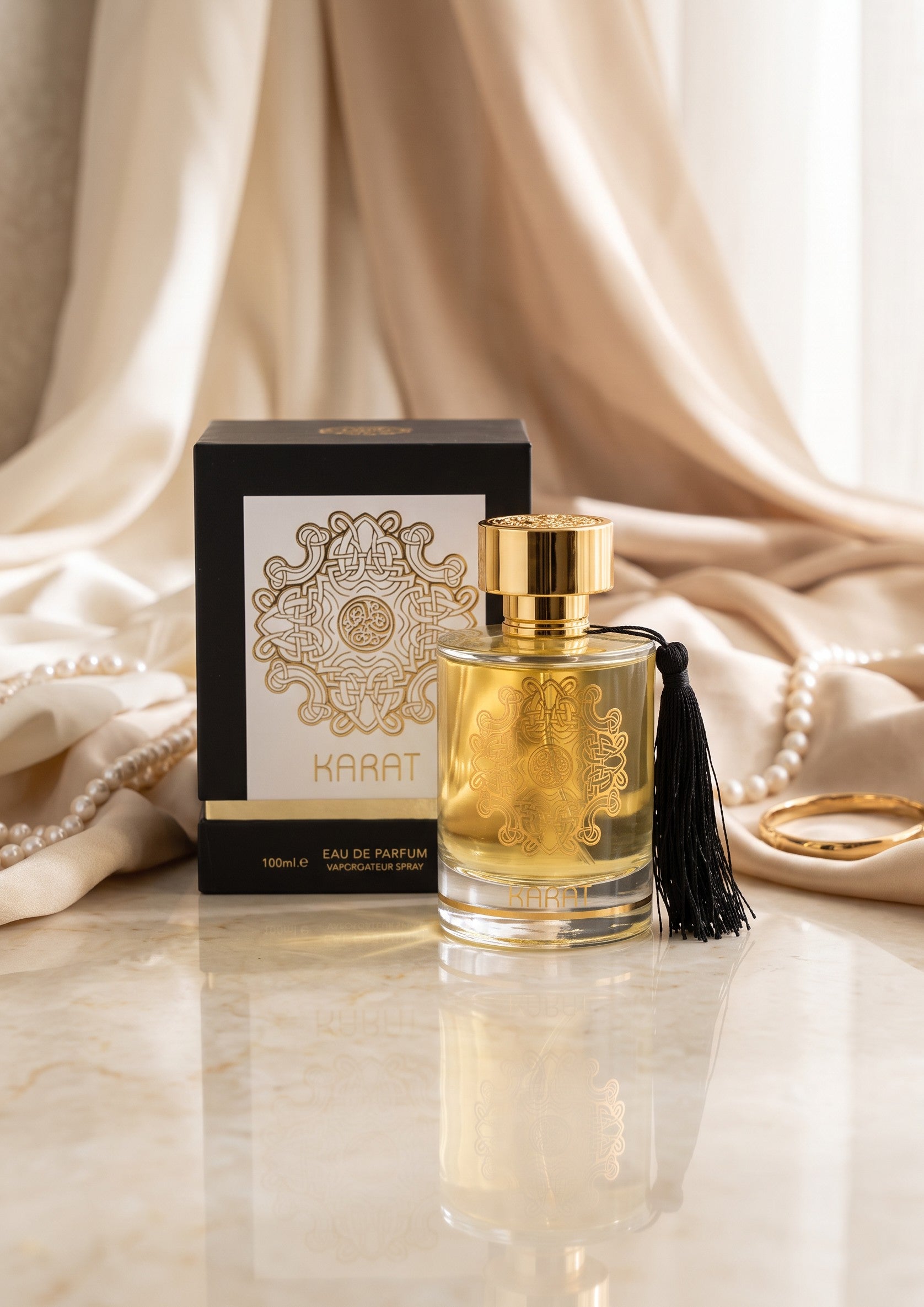Flacon de parfum Karat par PDS SHOP avec boîte noire et dorée sur fond de tissu satiné et perles