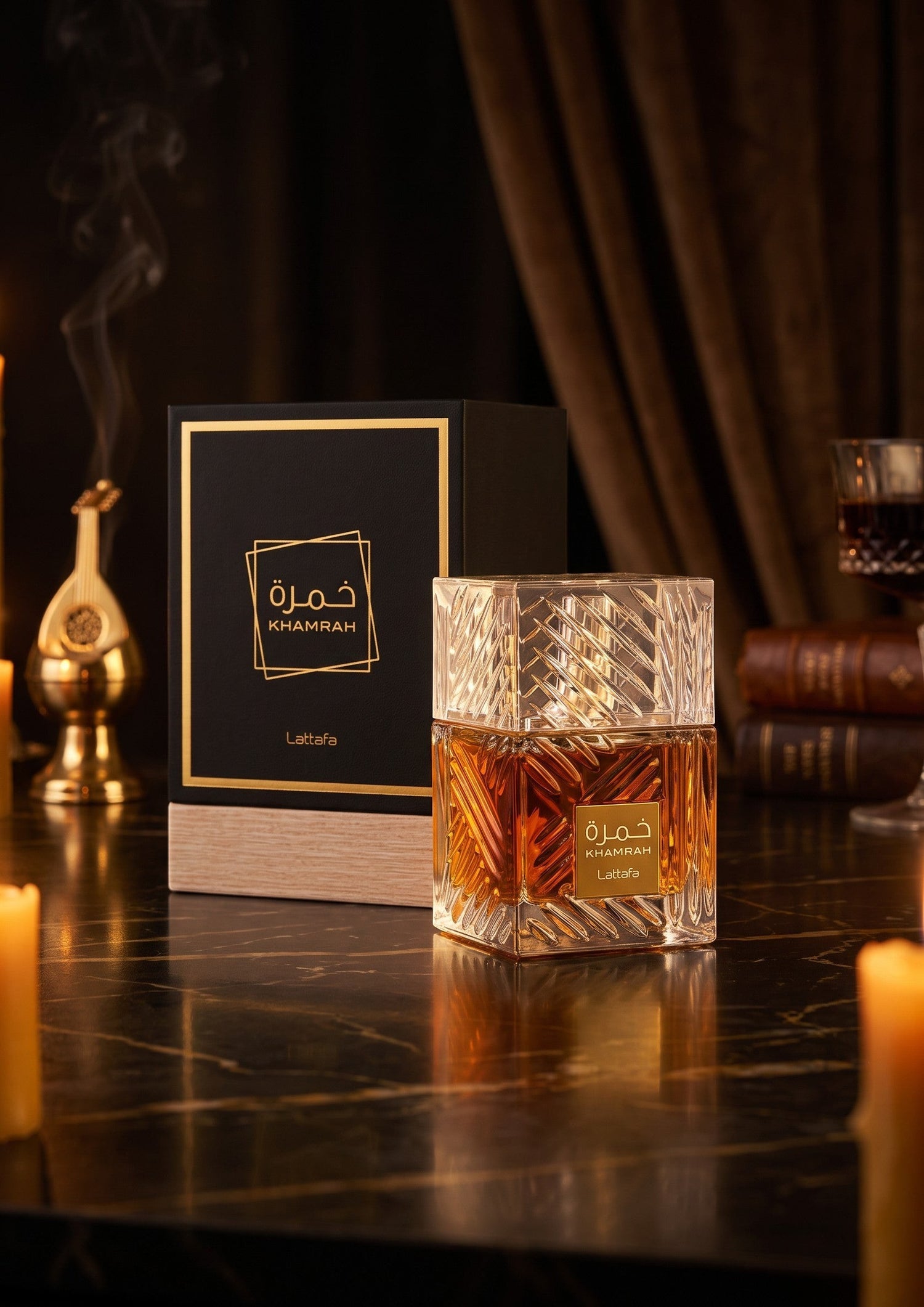 Flacon de parfum PDS SHOP Khamrah de Lattafa en verre ciselé avec son coffret noir élégant sur une table en marbre