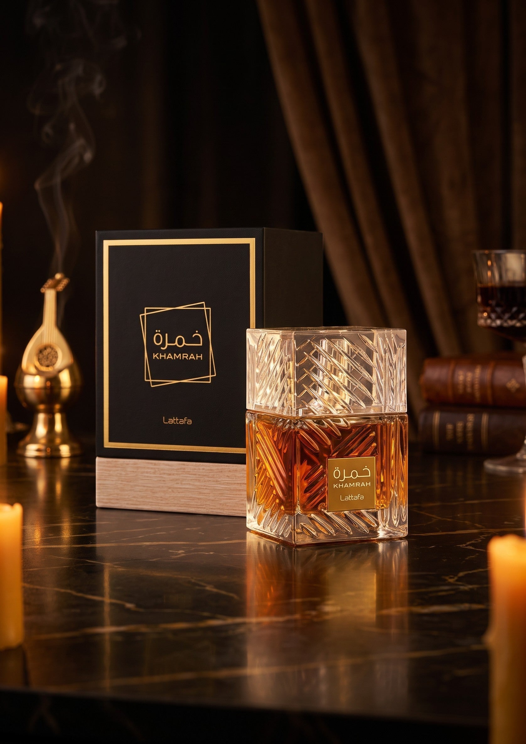 Flacon de parfum PDS SHOP Khamrah de Lattafa en verre ciselé avec son coffret noir élégant sur une table en marbre