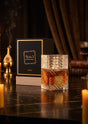 Flacon de parfum PDS SHOP Khamrah de Lattafa en verre ciselé avec son coffret noir élégant sur une table en marbre