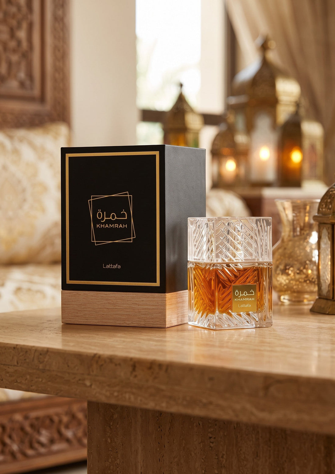 Flacon de parfum Khamrah de Lattafa et son coffret élégant sur une table en bois, style oriental chez PDS SHOP