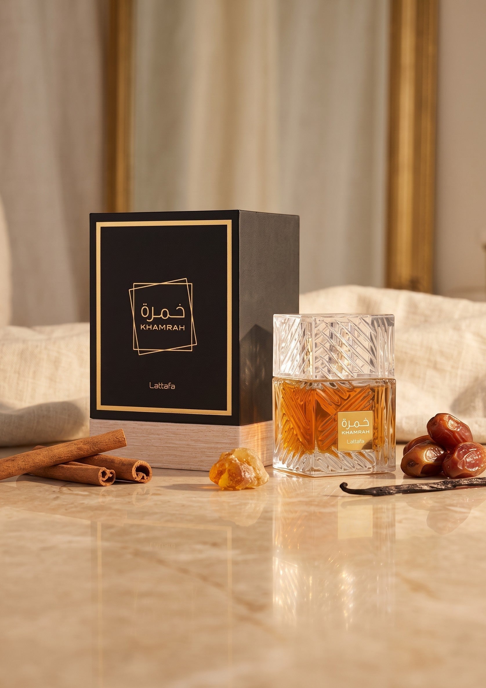 Flacon de parfum PDS SHOP Khamrah Lattafa 100ml avec boîte noire, bâtons de cannelle et dattes sur table en marbre