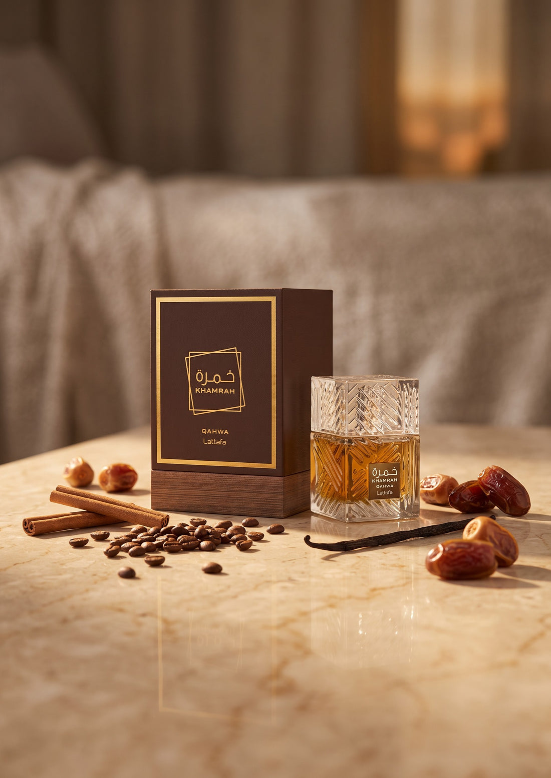 Flacon de parfum PDS SHOP Khamrah Qahwa de Lattafa avec sa boîte, entouré de grains de café, bâtons de cannelle et dattes