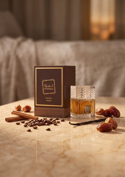 Flacon de parfum PDS SHOP Khamrah Qahwa de Lattafa avec sa boîte, entouré de grains de café, bâtons de cannelle et dattes